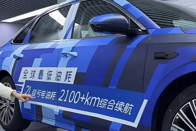 广州交警通报：一男子开车时低头看移动设备，汽车失控撞人致3死3伤